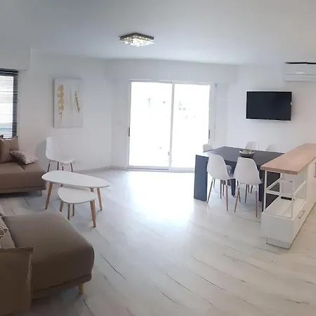 Duplex Port 5' Et Commerces Lägenhet