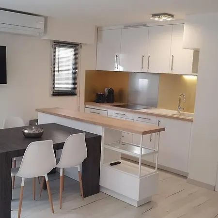 Duplex Port 5' Et Commerces Lägenhet